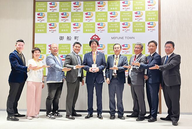 菫年股份有限公司董事长蔡子轩（左起）、内湖科技园区发展协会秘书长黄云瑞、国际青年商会中华民国总会总会长张建焜、御船町投资招商顾问顏鸿昌、御船町町长藤木正幸、台湾日本关系协会副秘书长林庆鸿、御船町招商投资科课长高桥宽敦、御船町招商投资科系长木山丈也、ABC贸易株式会社社长丸山晃范。图／业者提供