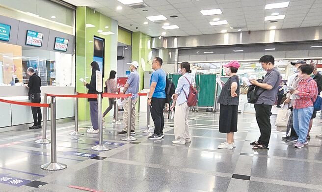 图为民眾在医院排队领药。（范扬光摄）