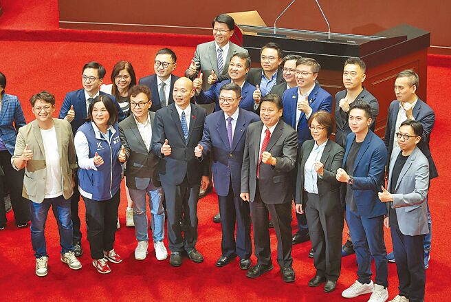 立法院第11届第一会期16日结束，行政院长卓荣泰（中）前来致意，并与立法院长韩国瑜（左四）、国民党立院总召傅昆萁（右四）等一同合影。（杜宜谙摄）