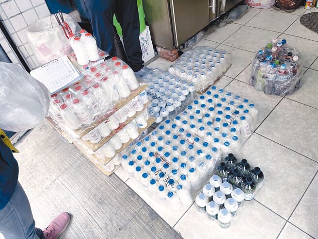 屏東縣動物防疫所17日指出，在台南某養鴨場查獲屏東薛姓家族使用非法疫苗，並在薛男住家查扣自大陸輸入的家禽流感疫苗及自製血清，檢方起訴4人。（屏東縣動物防疫所提供）