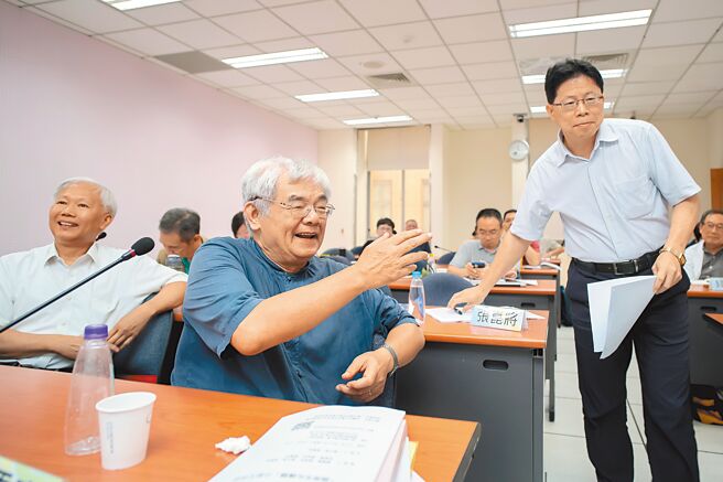 「两岸文化议题」工作坊17日在阳明交通大学举行。中央研究院院士杨儒宾（前排右）、中央研究院院士陈培哲（前排左），师大东亚系教授张崑将（站立者）等学者与会。（郭吉铨摄）