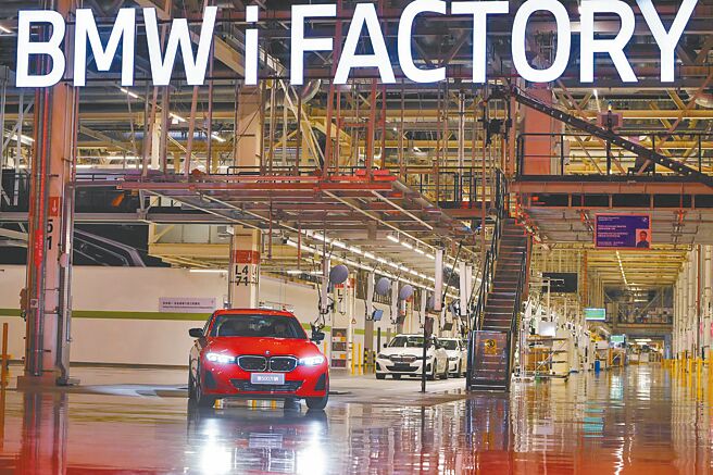 欧盟执委会传向德国汽车制造商福斯和BMW表示，可能考虑降低这两家企业的中国制造电动汽车进口关税。图为BMW辽寧渖阳厂区生产线。（中新社）