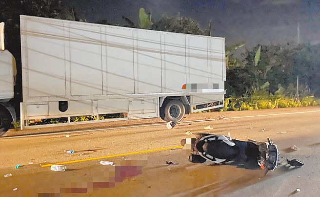 桃園市3名未成年少年相約騎機車夜遊，疑似天色昏暗撞擊路邊大貨車，釀成1死1重傷1輕傷憾事，警方調查，3名少年酒測值皆為0。（警方提供／呂筱蟬桃園傳真）