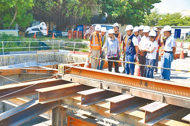 彰化縣長王惠美17日率隊視察鹿港洛津國小地下停車場兼蓄洪池工程進度。（彰化縣政府提供／孫英哲彰化傳真）
