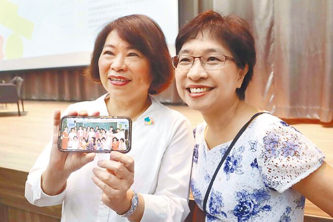 嘉義市政府17日舉辦《二通圈》論壇，意外促成嘉義市長黃敏惠（左）與地方創生中區輔導中心副處長賴玉真（右），時隔40年的中山女中師生重聚，而黃敏惠40年前的清瘦模樣也因此曝光。（呂妍庭攝）