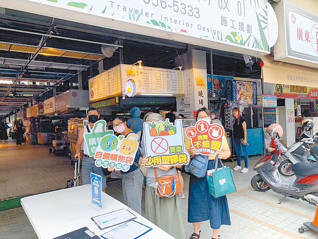 高雄選定龍華市場作為減塑示範場域，除了舉辦摸彩活動，鼓勵民眾自備購物袋外，更將於19日推出加碼活動，民眾只要持環保袋，即可領取100元「減塑消費券」。（高市府環保局提供／洪浩軒高雄傳真）
