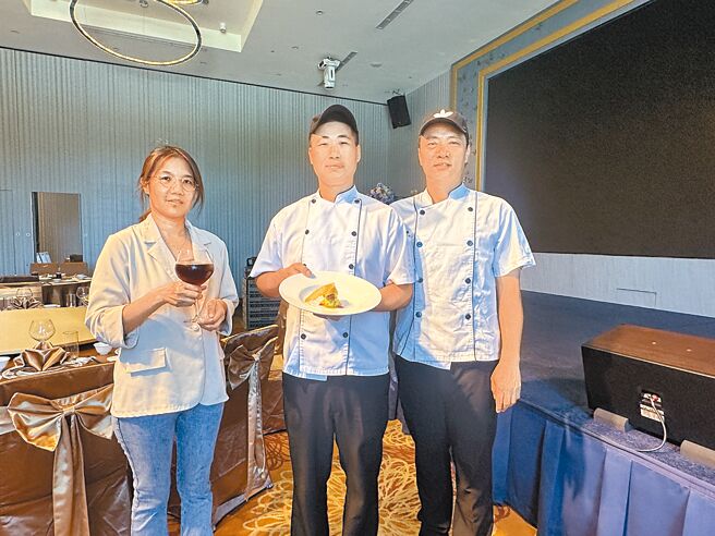 台东禾风新栈度假饭店团队获2024客家小炒争霸赛东区赛创新组冠军，（左起）执行秘书王若程、副主厨谢垣憬、总监高国雄。（蔡旻妤摄）