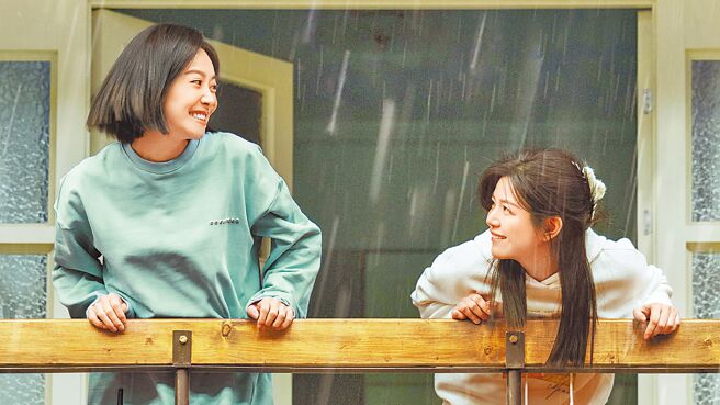 陳妍希（右）戲裡是一名室內設計師，和宋茜是閨蜜。（中天娛樂台提供）