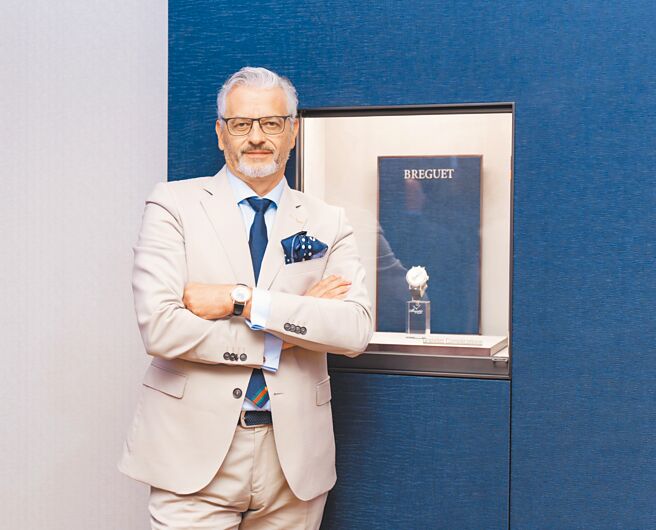 宝玑执行长Lionel a Marca专程来台为台北101专卖店剪彩，分享宝玑最引为以傲的陀飞轮表。（吴松翰摄）