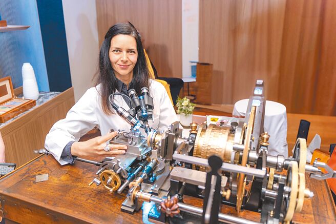 宝玑工艺大师在台北101专卖店操作机刻雕花骨董机器，向百年工艺致敬。（吴松翰摄）