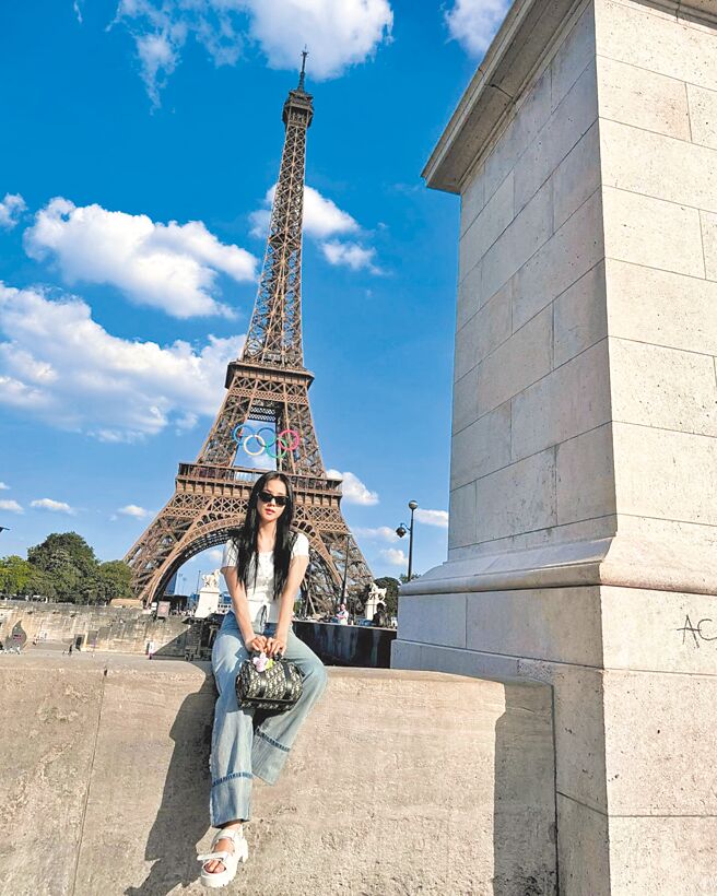 Jisoo開心與巴黎鐵塔合影，片刻不離身的就是她的Dior Groove波士頓包。（摘自IG）