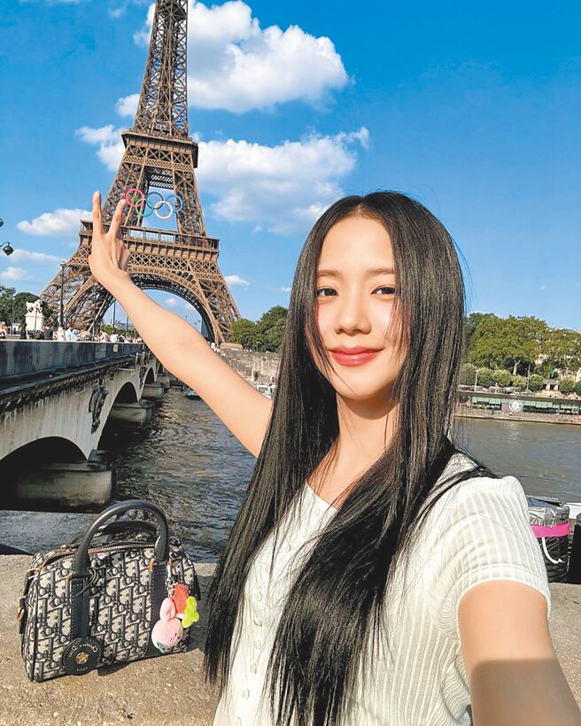 Dior Groove波士頓包上早已別好Jisoo最愛的粉紅兔兔。（摘自IG）