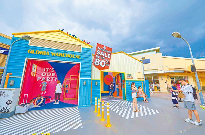 華泰名品城打造全新Gloria Warehouse藝術場景，以五顏六色的仲夏視覺展抓住大眾目光。（華泰名品城提供）