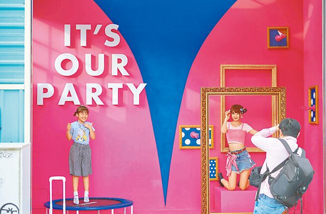 華泰名品城設置多個趣味互動裝置，勾起各個年齡層的玩樂興致。（華泰名品城提供）