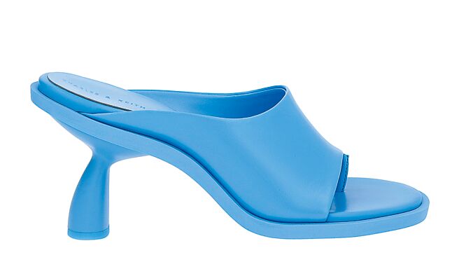 華泰名品城的「CHARLES & KEITH Alma寬面夾腳高跟拖鞋」，原價1890元、特價890元。（華泰名品城提供）