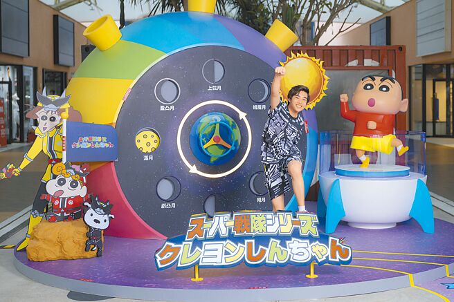 三井Outlet台中港店設置蠟筆小新「宇宙探險 探索月球」趣味設施。（三井Outlet提供）