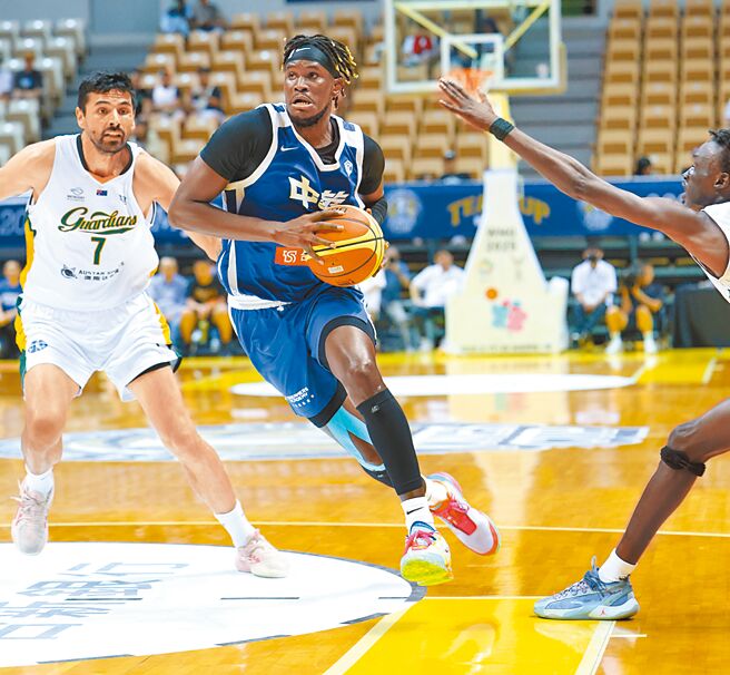 中華白莫巴耶（中）17日全場攻下31分，幫助球隊90比78擊退澳洲，收下本屆瓊斯盃第2勝。（中華籃協提供）