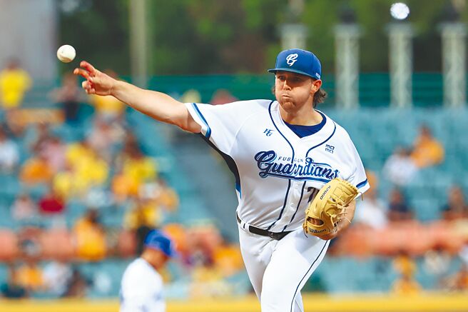 富邦悍将17日在新庄主场「开箱」新洋投杰戈，仅投4.2局失5分（4责失）。（富邦悍将提供）