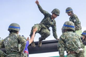 三軍九校院聯合入伍訓練 五百障礙克服壓力強化體能戰技