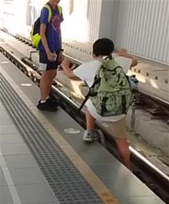 獨》把輕軌當遊樂場！2童軌道伸腳、吊單槓嬉鬧 捷運公司開罰了