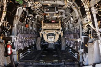 美「魚鷹」首度裝載英陸戰隊「MRZR」執行快速著陸突擊演訓