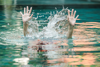 婦溺斃無人發現 泳池「浮屍伴游」 恐怖畫面曝