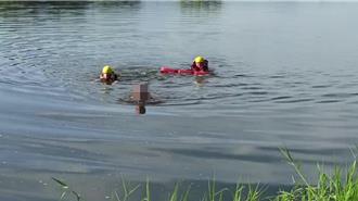 無視禁令！老翁堅持泳渡蘭潭 消防隊陪泳1小時上岸