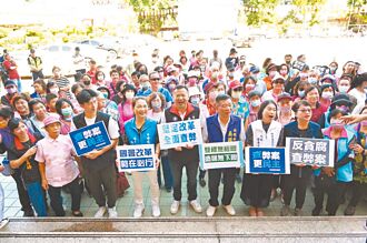 藍營民代 街頭舉牌宣講國會改革