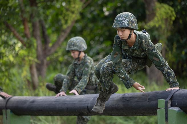  入伍生在教官、班长引导下，迅速通过双木栏。
（记者陈怡璇摄）