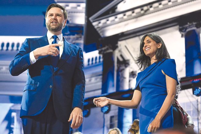 在美国共和党全国代表大会上的共和党副总统候选人范斯（左）和他的妻子乌沙范斯现身。（美联社）