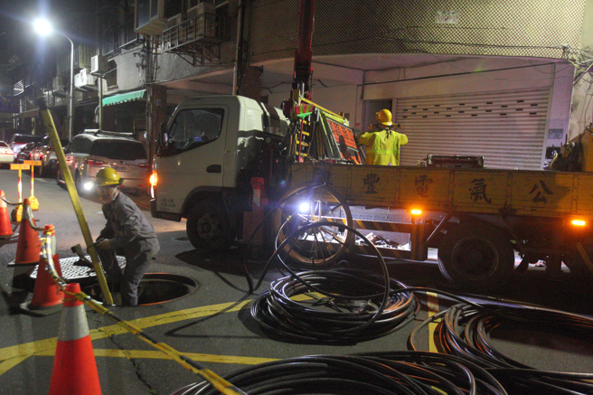 民眾抱怨，最近天氣熱，台電卻在半夜停電施作工程，害大家都睡不著，應考慮調整工程時間。（示意圖／資料照／張鎧乙攝）
