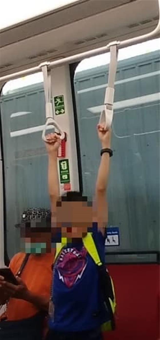 2童搭車後，在車廂內依然不消停，在車廂奔跑搶座位，更將車廂吊環當作單槓。（翻攝臉書《安坑大小事》）