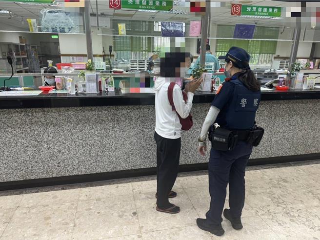 台中市太平區60多歲詹姓婦人陷投資詐騙陷阱，18日下午4點多前往郵局以「兒子要結婚之各項花費」為由辦理匯款180萬元，未料，行員不經意的1句「何時結婚？」詹婦竟一時答不上來，行員警覺有異通報警方到場。（民眾提供／潘虹恩台中傳真）