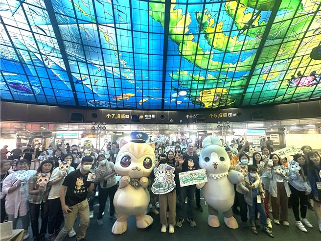 蜜柑站長再度挾帶著超高人氣，與LINE高人氣貼圖「ㄇㄚˊ幾兔」聯名彩繪列車。（楊舒婷攝）