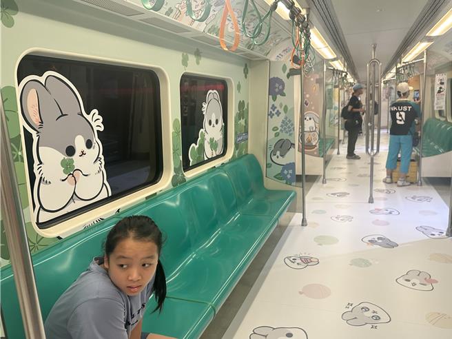 蜜柑站長再度挾帶著超高人氣，與LINE高人氣貼圖「ㄇㄚˊ幾兔」聯名彩繪列車。（楊舒婷攝）