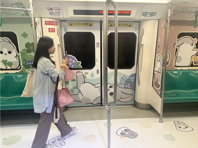 蜜柑站長再度挾帶著超高人氣，與LINE高人氣貼圖「ㄇㄚˊ幾兔」聯名彩繪列車。（楊舒婷攝）