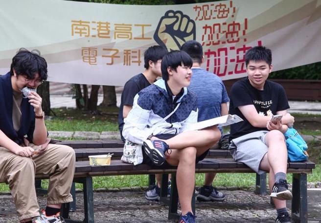 113学年度四技二专日间部联合登记分发入学招生，通过招生登记资格审查考生，应于今（19）日10：00起至7月24日24：00止进行缴费作业。(本报资料照)