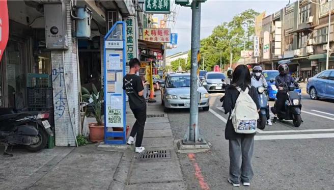 桃園市交通局表示，該路口會勘後，取消站牌是因距離路口太近，會影響行車動線，與違停無關。（翻攝照片）