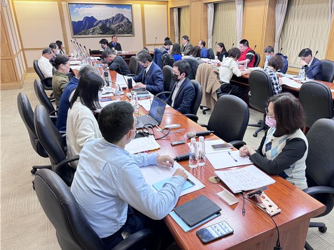 最高检察署因近来年轻人使用电子菸蔚为风潮，日前邀请法务部法律事务司、检察司、卫生福利部、检察机关开会研商法律适用问题（最高检提供）