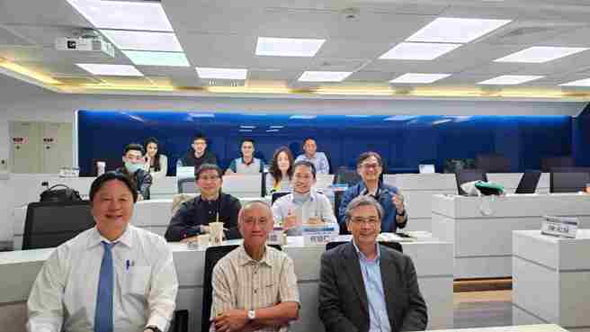 EMBA主任许恩得(前排右一)强调，纬创集团是NVIDIA重要的合作伙伴，相信在纬创副董事长黄柏漙(前排右二)亲自规画下，AI领航课程将成为台湾最好的GAI实体课程，东海EMBA还加入10门AI线上课程学习资源课程，搭配参访联发科技等企业，将成功案例与产业AI人才管理个案融入课程。(照片/东海大学提供)