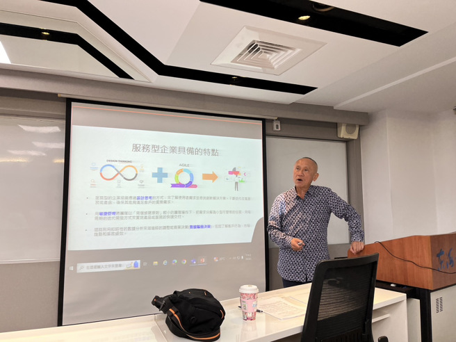 纬创副董事长，同时也是东海EMBA终身荣誉讲座教授黄柏漙说：「台湾是GPU（图形处理器）生产大国，目前要积极推动生成式AI教育，进而帮助台湾成为 GAI (生成式AI)应用大国。」(照片/东海大学提供)