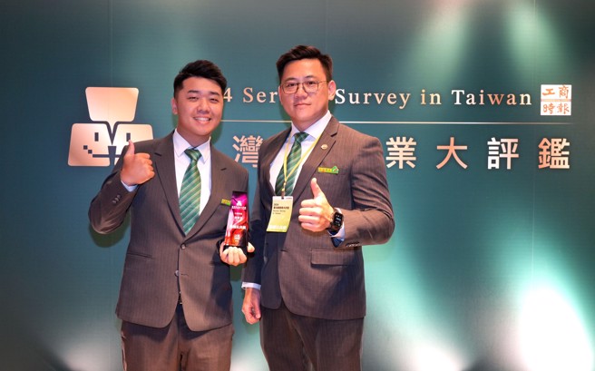 有巢氏房屋台中中清捷运加盟店蓝琮祺经纪人(左)获2024台湾服务业大评鑑服务尖兵奖，王俊谚店东(右)特别到场鼓励。(图/永庆房产集团提供)