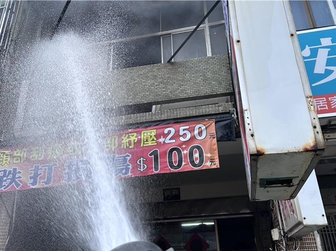 彰化市中山路2段一处民宅发生火警，所幸人员都被救出、无生命危险。（民眾提供／孙英哲彰化传真）