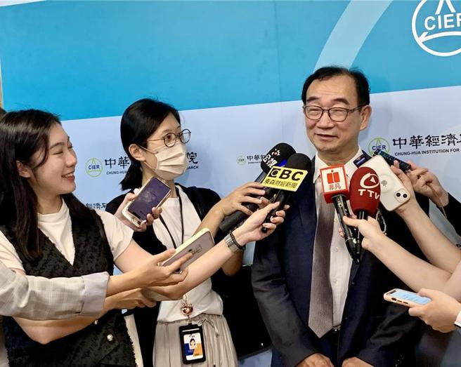 中华经济研究院代理院长王健全（右一）表示，台湾经济成长来到第三季表现愈见正向。图／陈碧芬摄