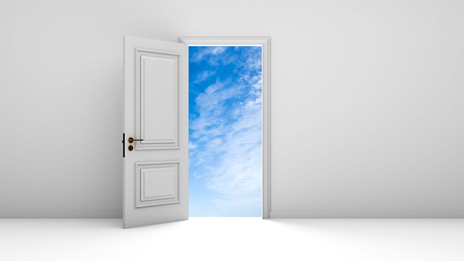 高樓外牆出現一扇門，然而對外卻沒有連接任何階梯或走道，奇葩設置引起網友熱議。(圖:shutterstock/達志)