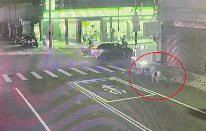 苗栗縣苑裡鎮世界路、中正路十字路口18日深夜發生汽、機車碰撞車禍。( 翻攝畫面 )