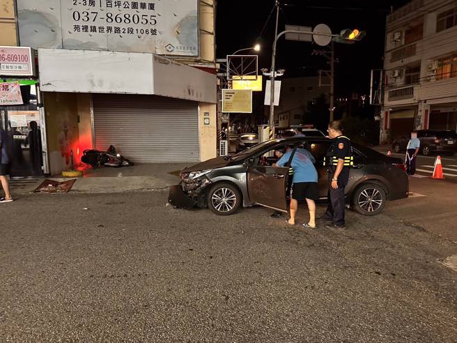 苗栗縣苑裡鎮世界路、中正路十字路口18日深夜發生汽、機車碰撞車禍。( 葉庭欣/翻攝 )