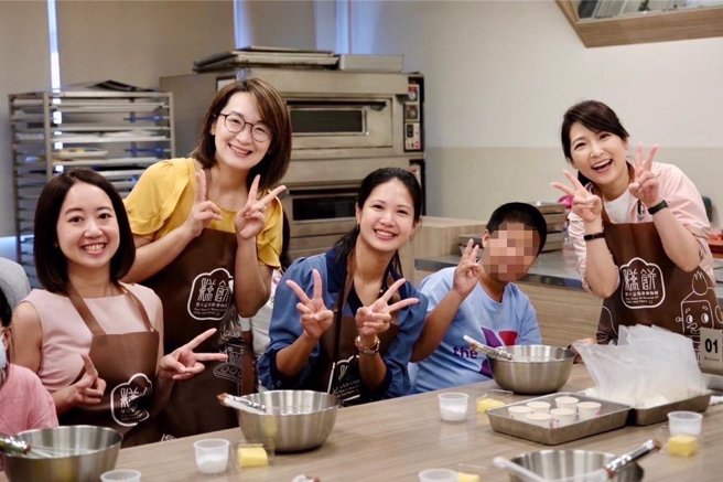 4位议员到士林郭元益，与孩子们体验制饼。（新北市议员顏蔚慈提供）