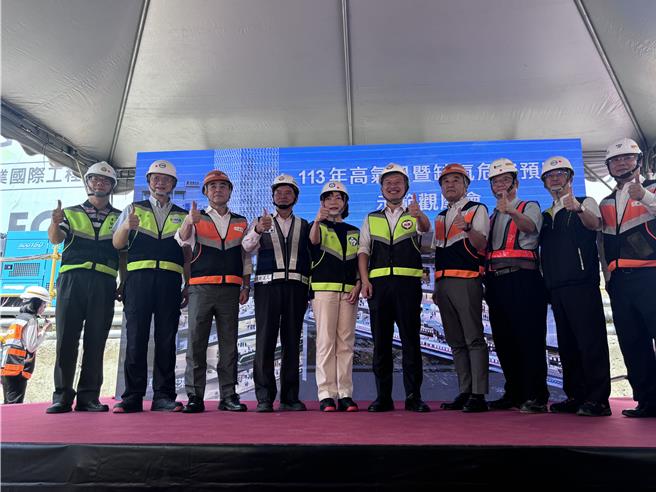 劳动部职业安全卫生署于19日在桃园捷运绿线GC03标GC07站工程，举办「高气温暨缺氧危害预防示范观摩会」。（姜霏摄）