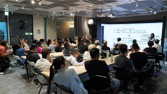 高市青年局K-TV 新媒體人才培育中心自7月起，每月舉辦新媒體相關講座課程與活動，積極培育高雄青年新媒體技能。（高雄市青年局提供）